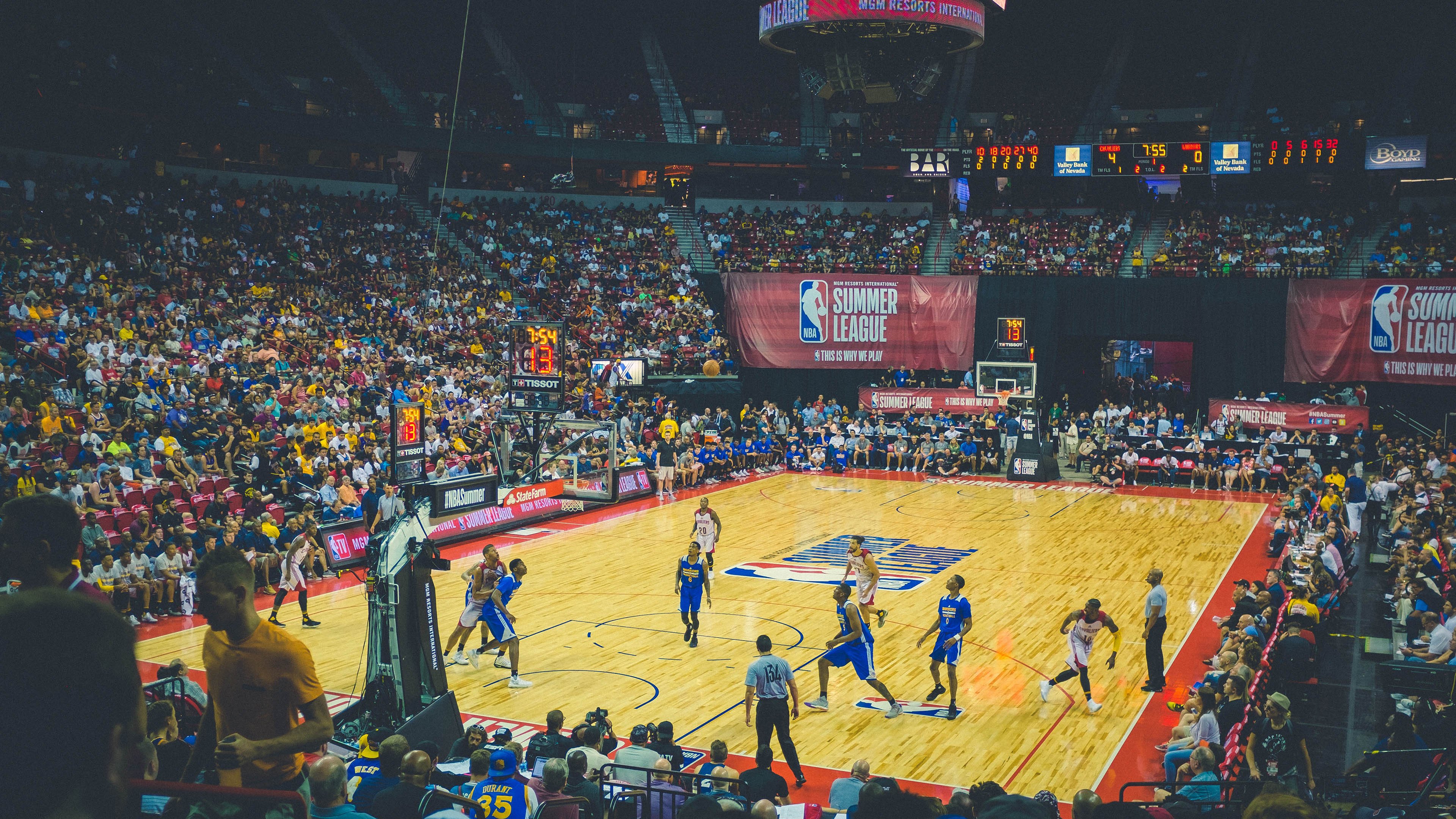 战术变化：不同联赛的攻防套路逐渐趋同，篮球赛联防战术